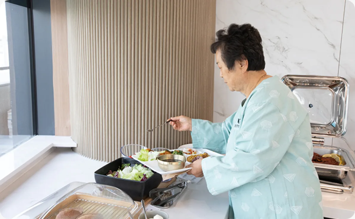 배식 중인 구내식당 · 와봄한방병원 암 요양