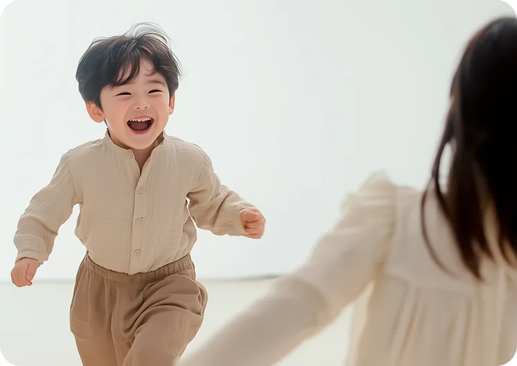 웃으며 뛰어오는 아동과 보호자 · 와봄한방병원 성장·성조숙증