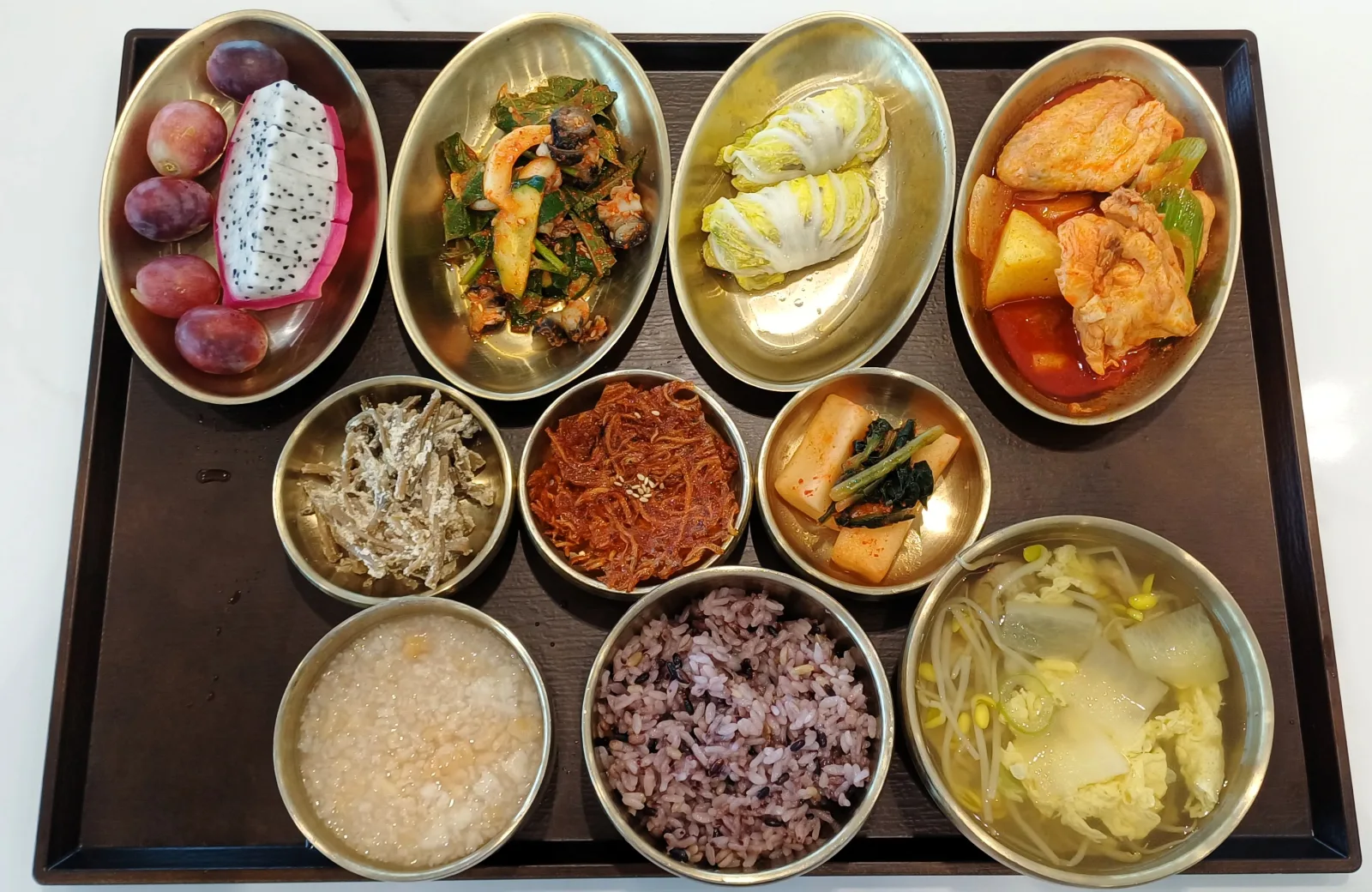 죽·흑미밥·계란찜·나물·김치와 포도·용과 · 와봄한방병원 식단