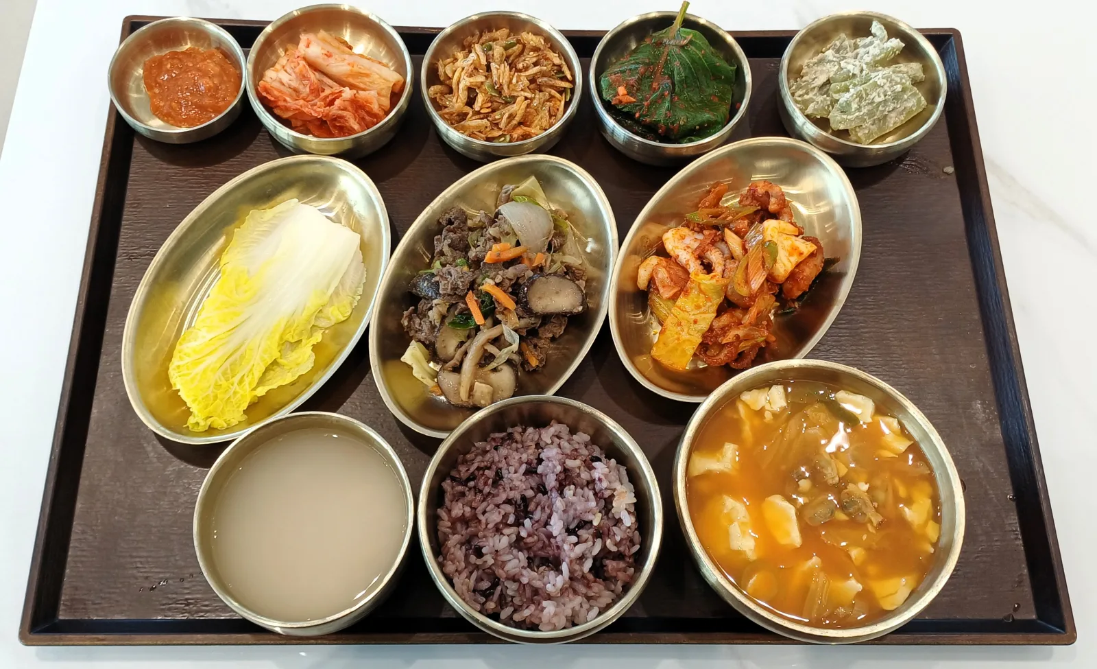 잡곡밥·두부 된장국·배추쌈·나물·김치 · 와봄한방병원 식단