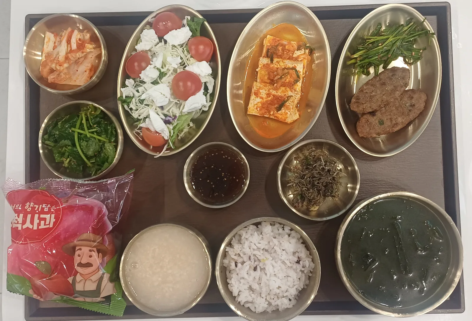 두부구이·샐러드·나물·미역국·죽·사과 · 와봄한방병원 식단