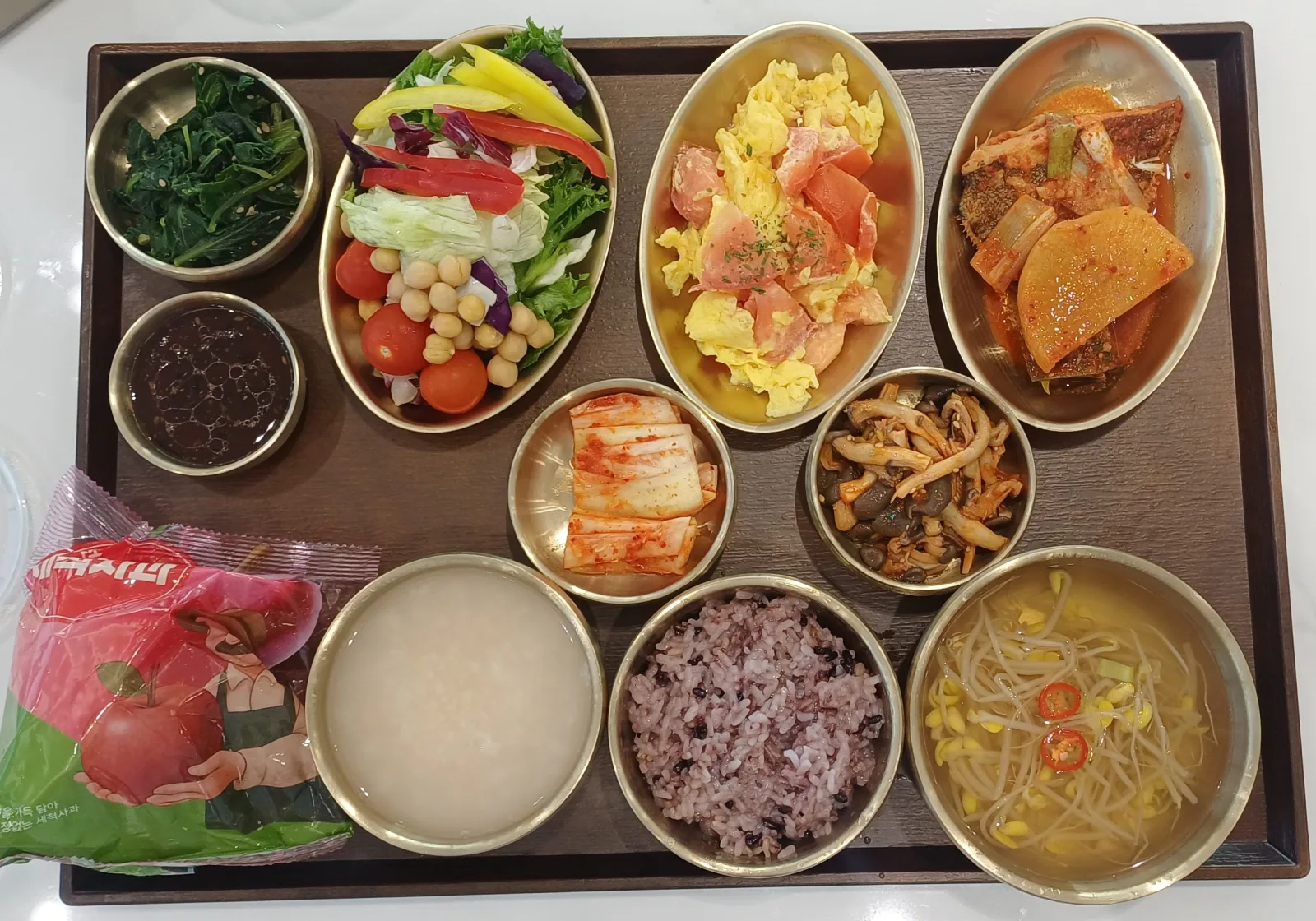 스크램블에그·샐러드·나물·콩나물국·죽 · 와봄한방병원 식단
