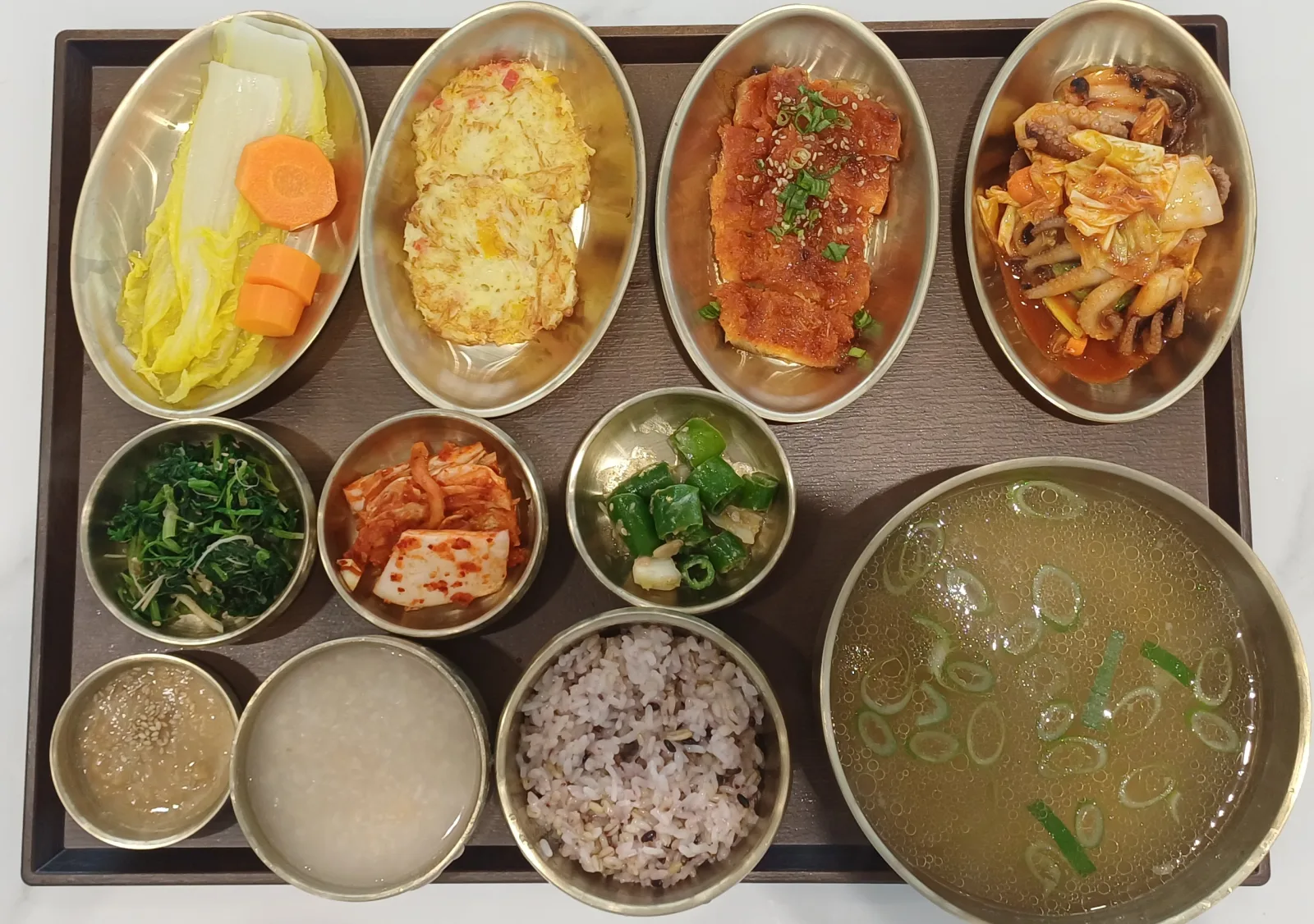 계란말이·생선구이·배추쌈·나물·김치·죽 · 와봄한방병원 식단