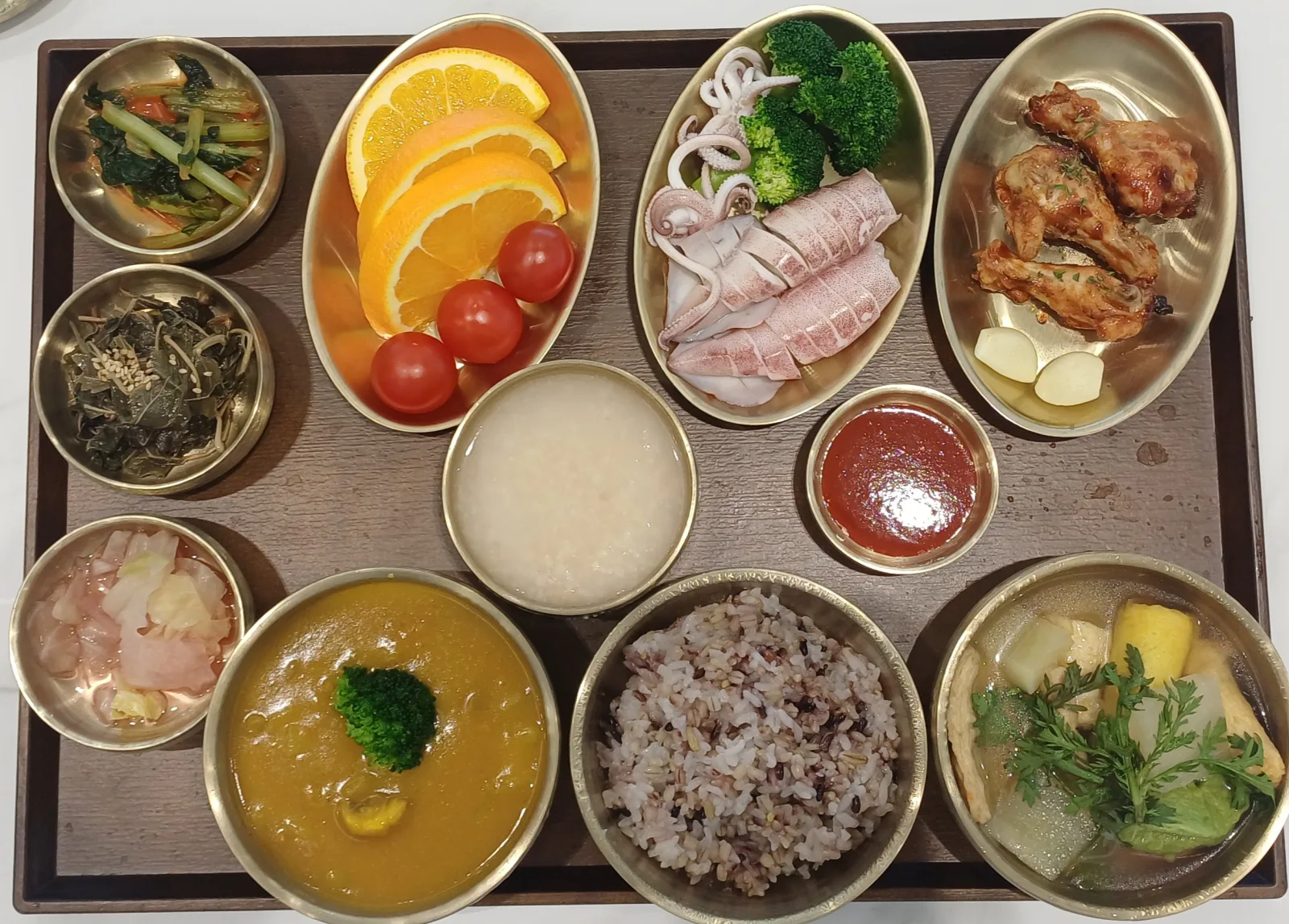 오렌지·브로콜리·닭구이·카레·나물·죽 · 와봄한방병원 식단
