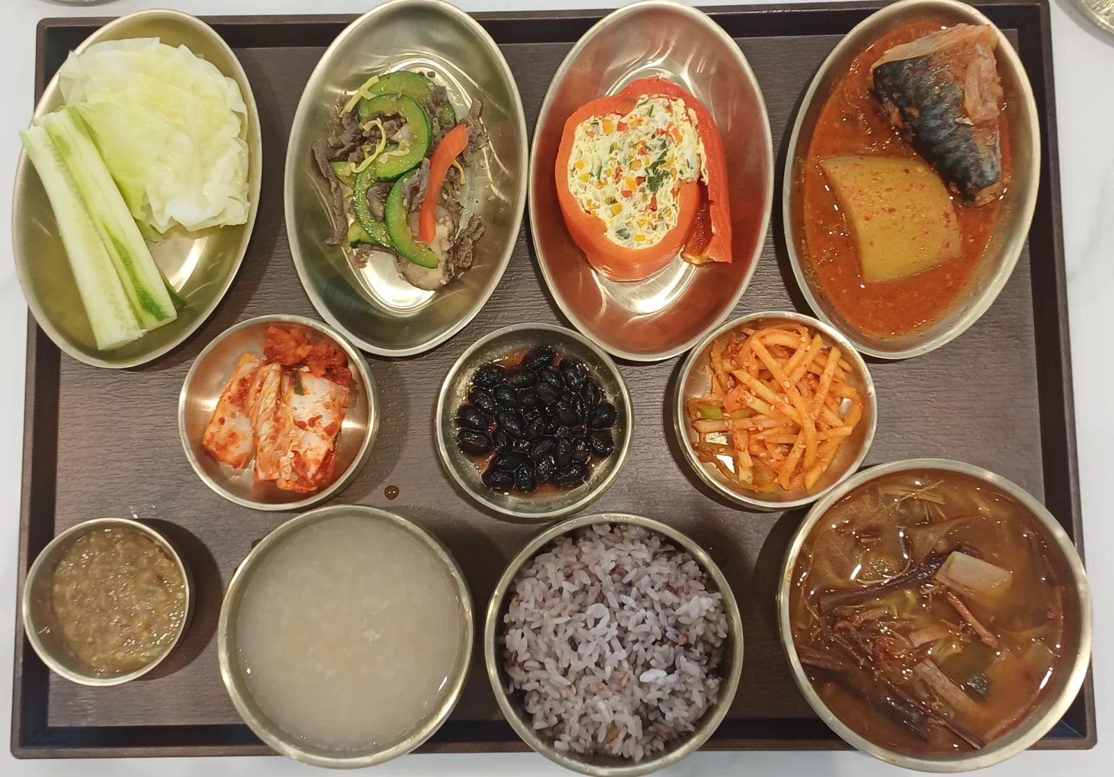양배추쌈·피망볶음·토마토·생선조림·나물·죽 · 와봄한방병원 식단