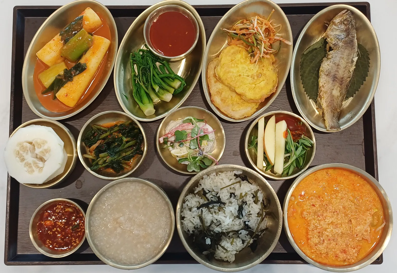 파인애플·계란말이·생선구이·나물·죽 · 와봄한방병원 식단